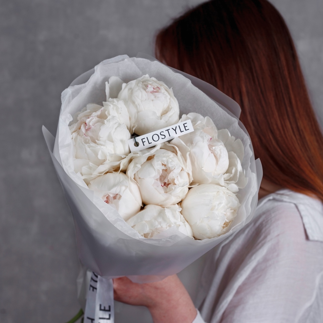 Букет из 7 белых пионов Dolce…